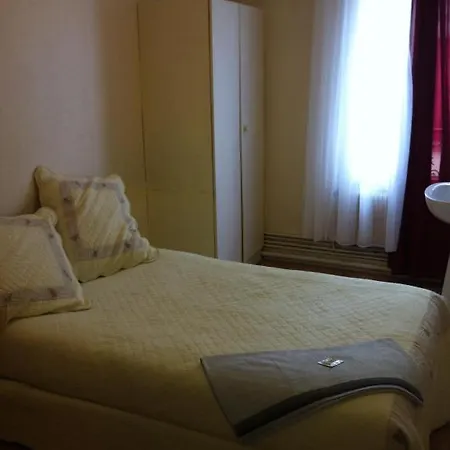 Hipotel Bordeaux Menilmontant Hotell 3*
